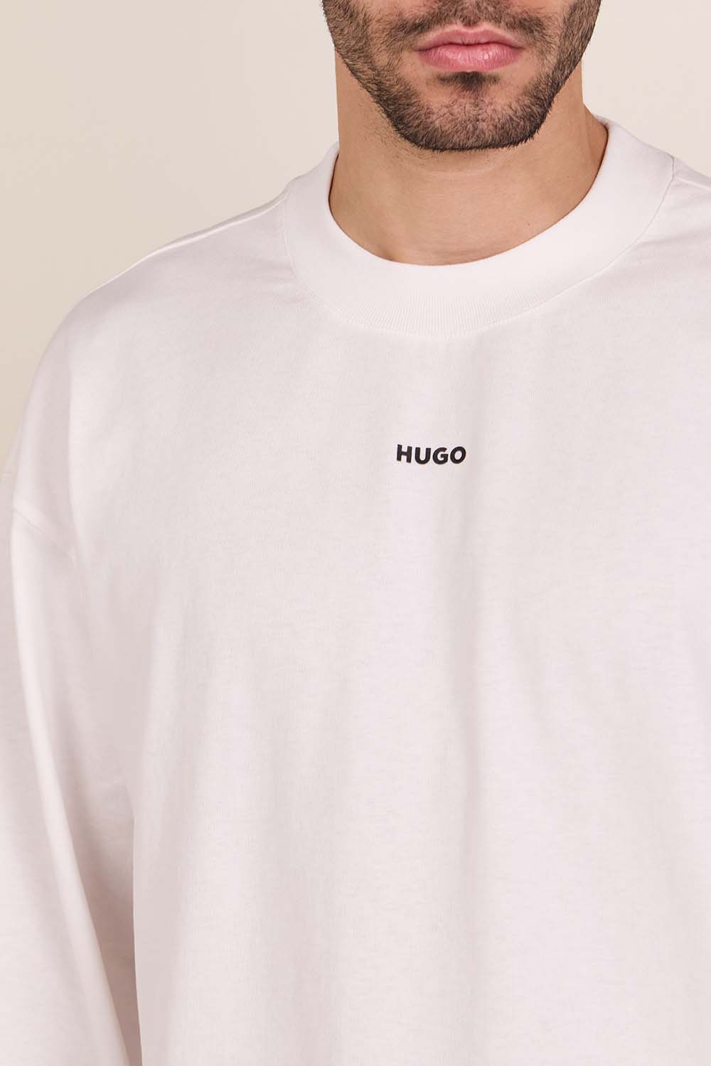 תמונת תקריב דוגמן של חולצת טי עם שרוול ארוך