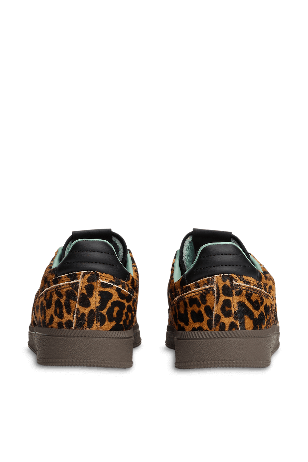 תמונת תקריב של נעלי סניקרס מנומרות