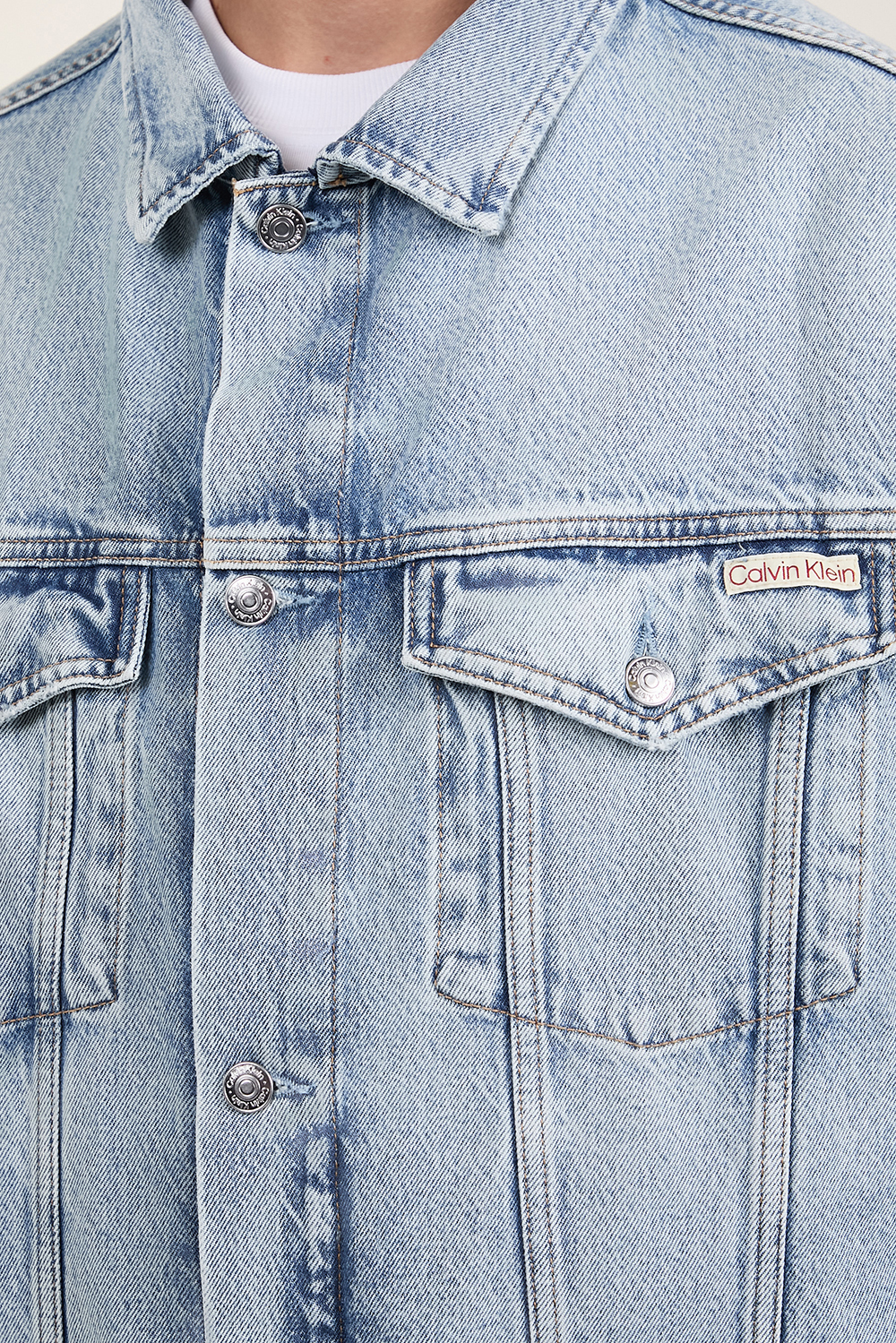 תמונת תקריב דוגמן של ז'קט ג'ינס