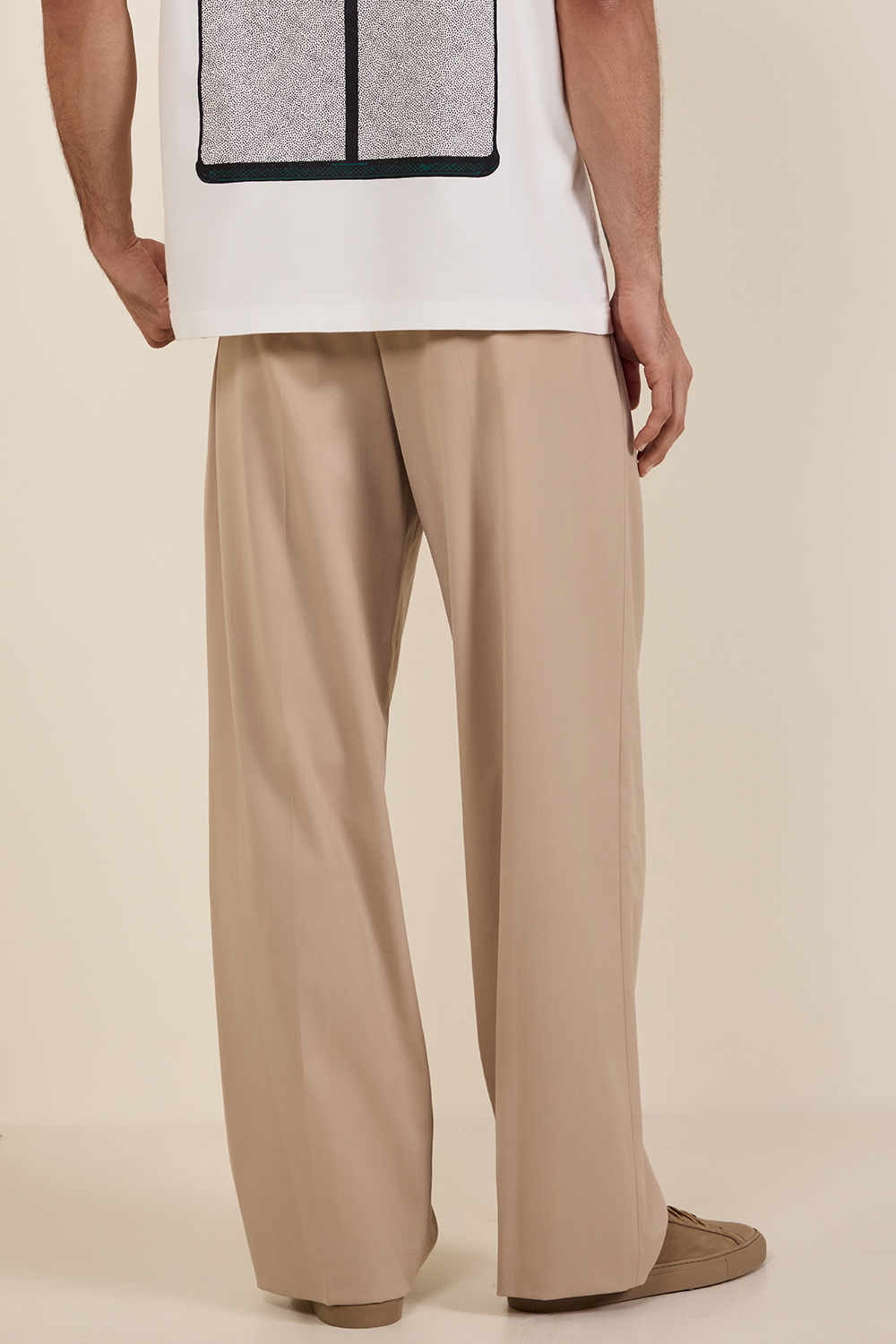 תמונת דוגמן אחורית של מכנסיים מחוייטים