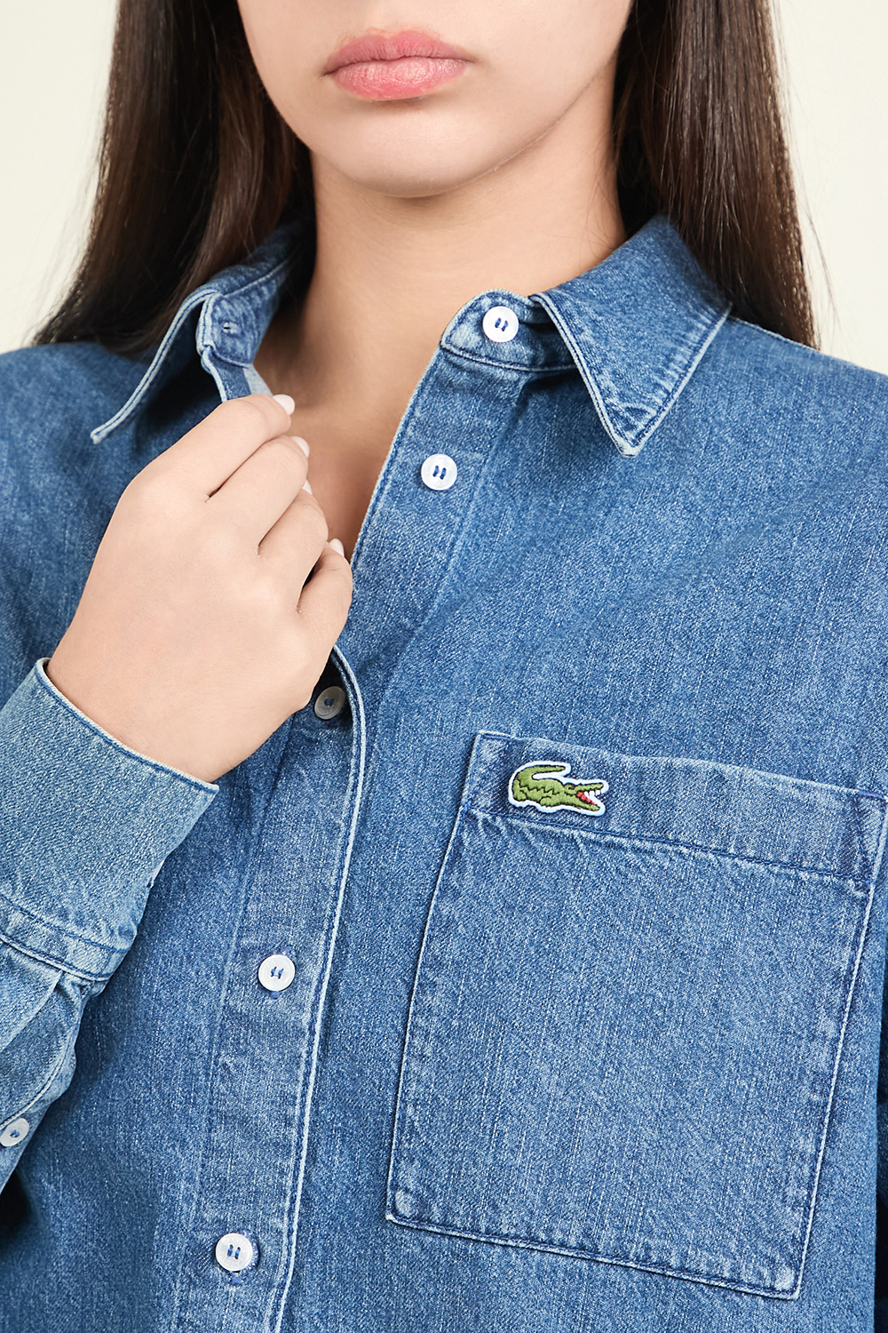 תמונת תקריב דוגמן של חולצת ג'ינס אוברסייז