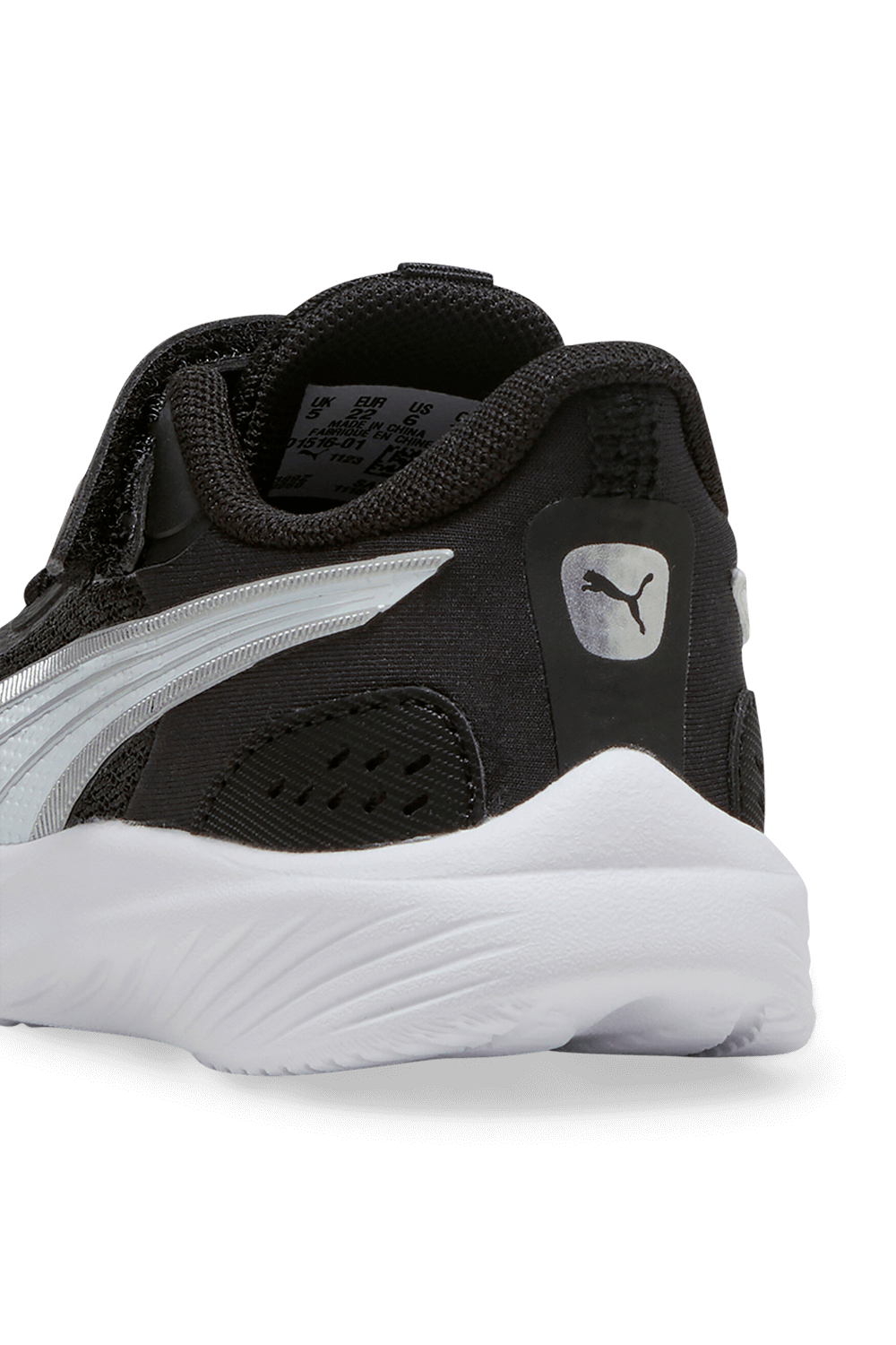 תמונת תקריב של נעלי סניקרס - מידות 21-27