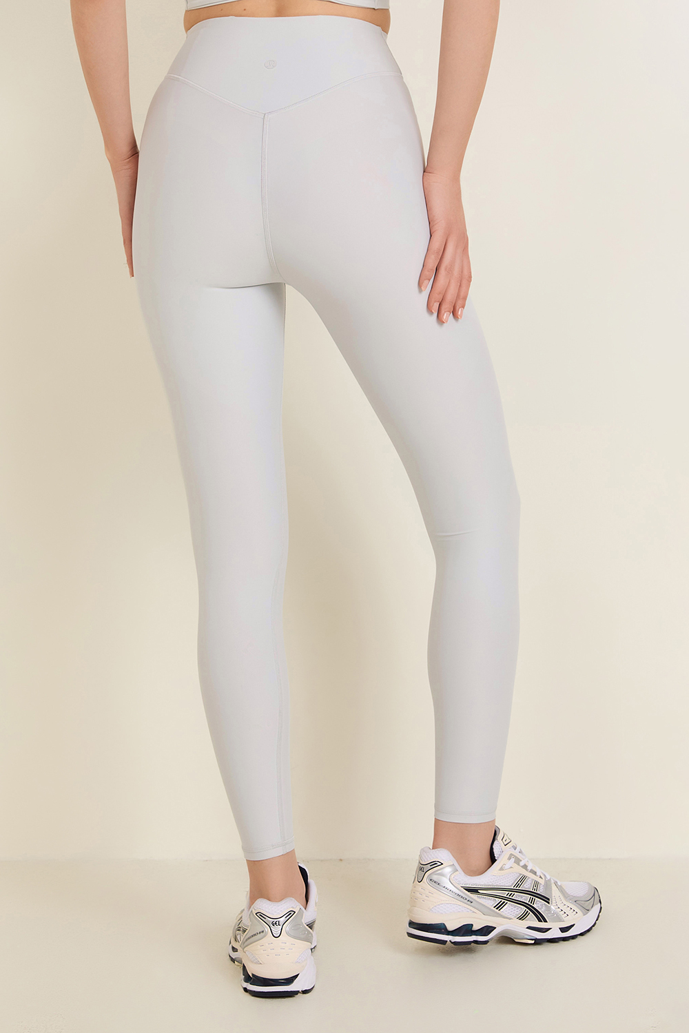 תמונת דוגמן אחורית של Wunder Under SenseKnit High-Rise Tight 25''