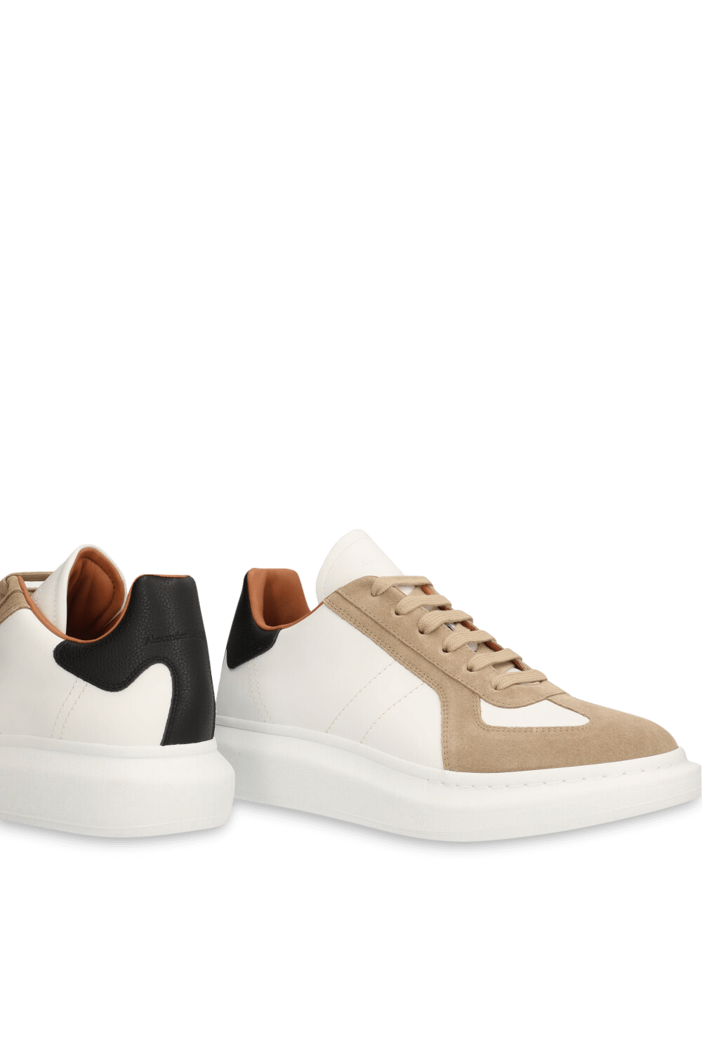 תמונת תקריב של נעלי סניקרס