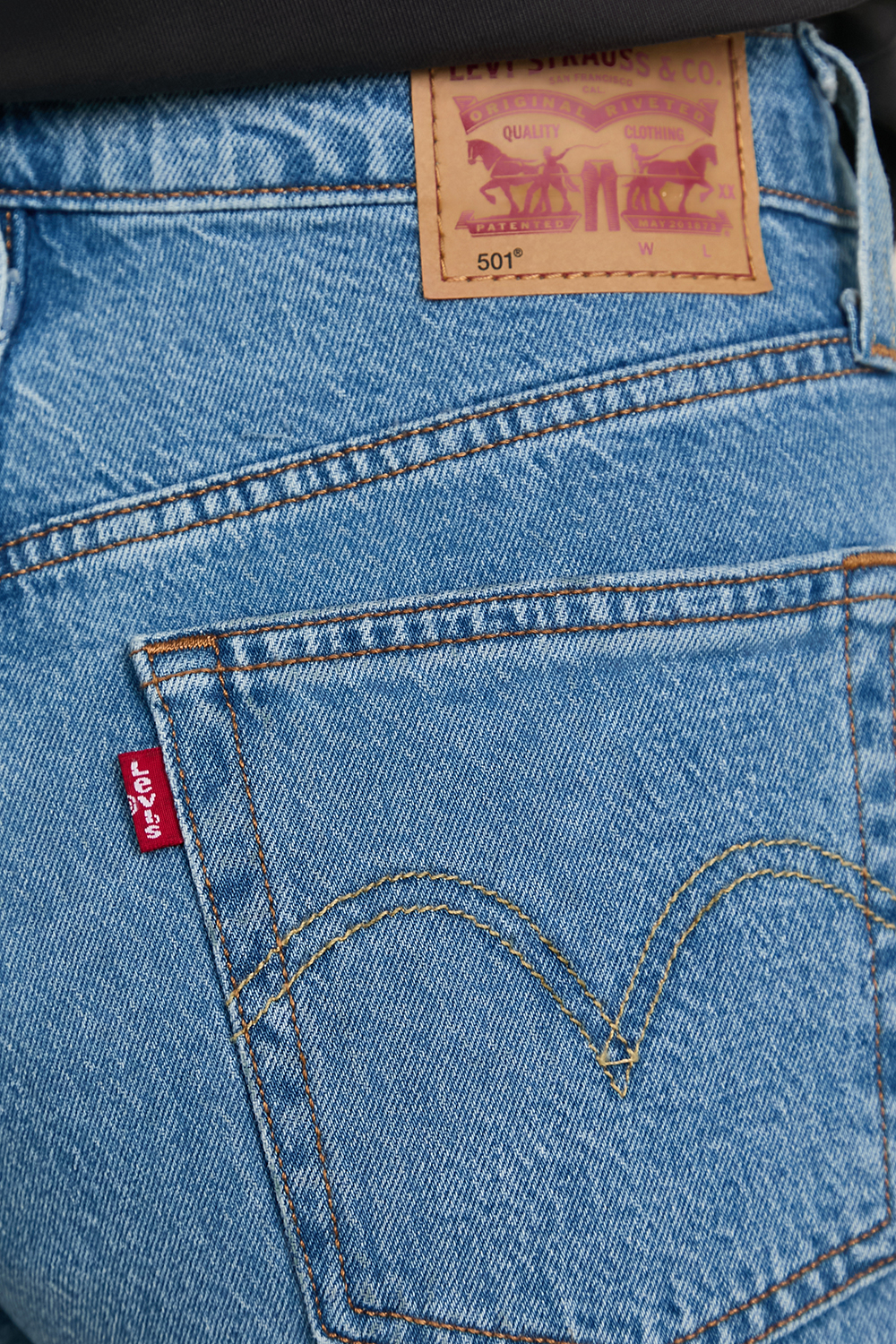 תמונת תקריב דוגמן של מכנסי ג'ינס קצרים 501