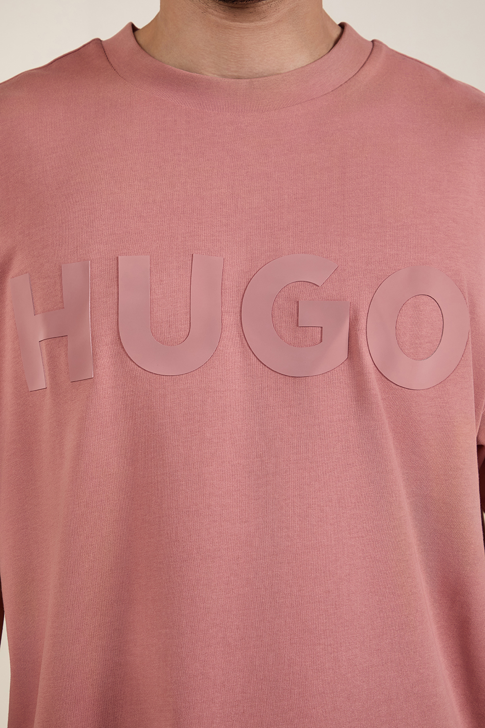 תמונת תקריב דוגמן של חולצת טי אוברסייז