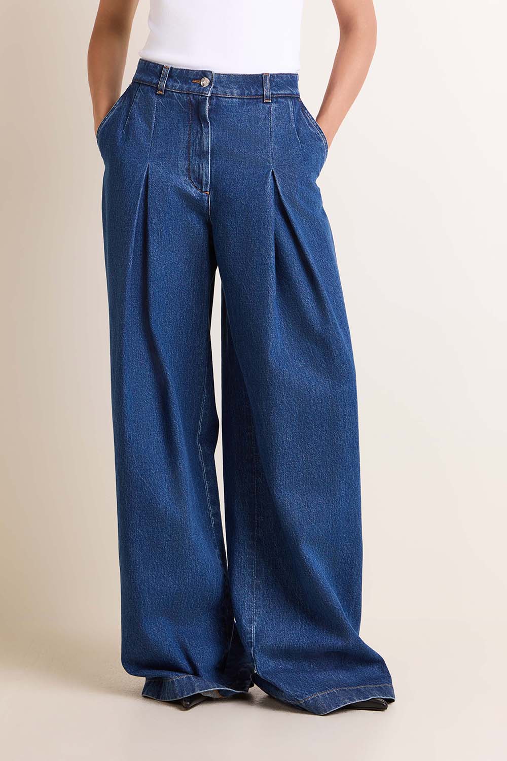 תמונת דוגמן קידמית של מכנסי ג'ינס רחבים