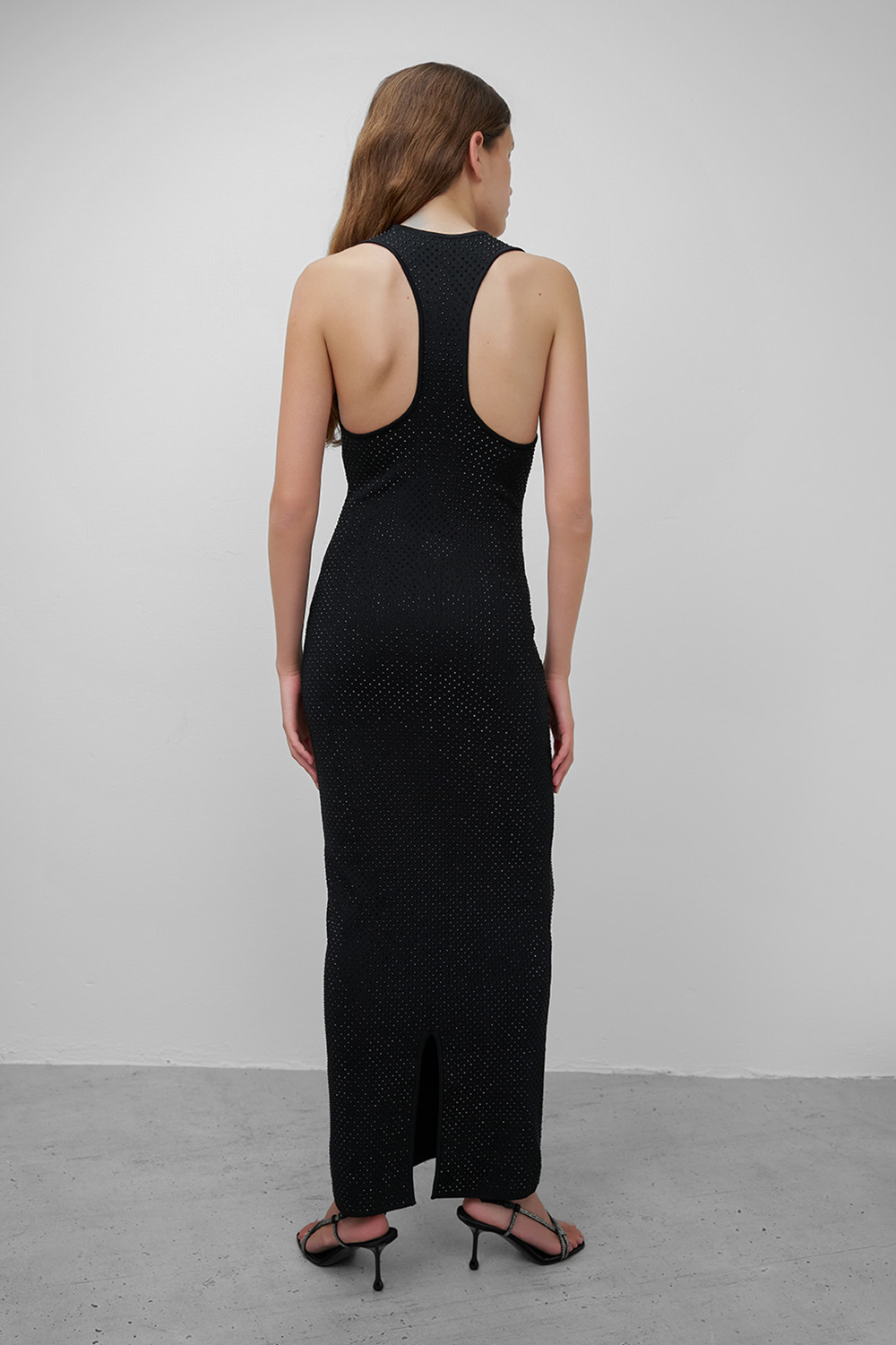 תמונת דוגמן אחורית של שמלה סרוגה אגת