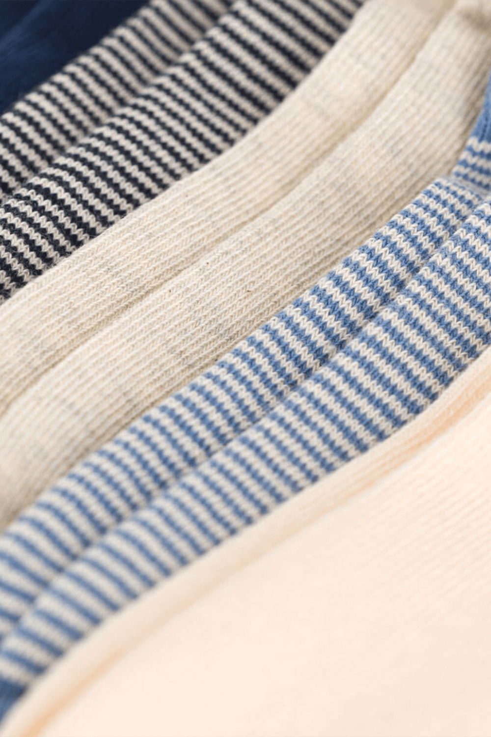 תמונה אחורית של חמישה זוגות גרביים