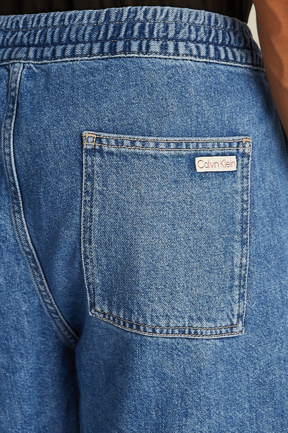 תמונת תקריב דוגמן של מכנסי ברמודה ג'ינס