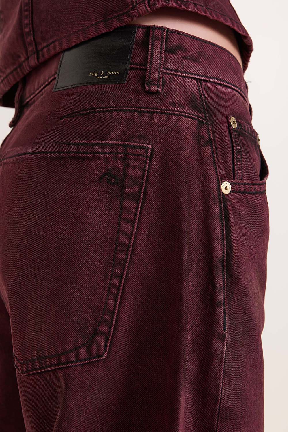 תמונת תקריב דוגמן של מכנסי ג'ינס בגזרת בלון