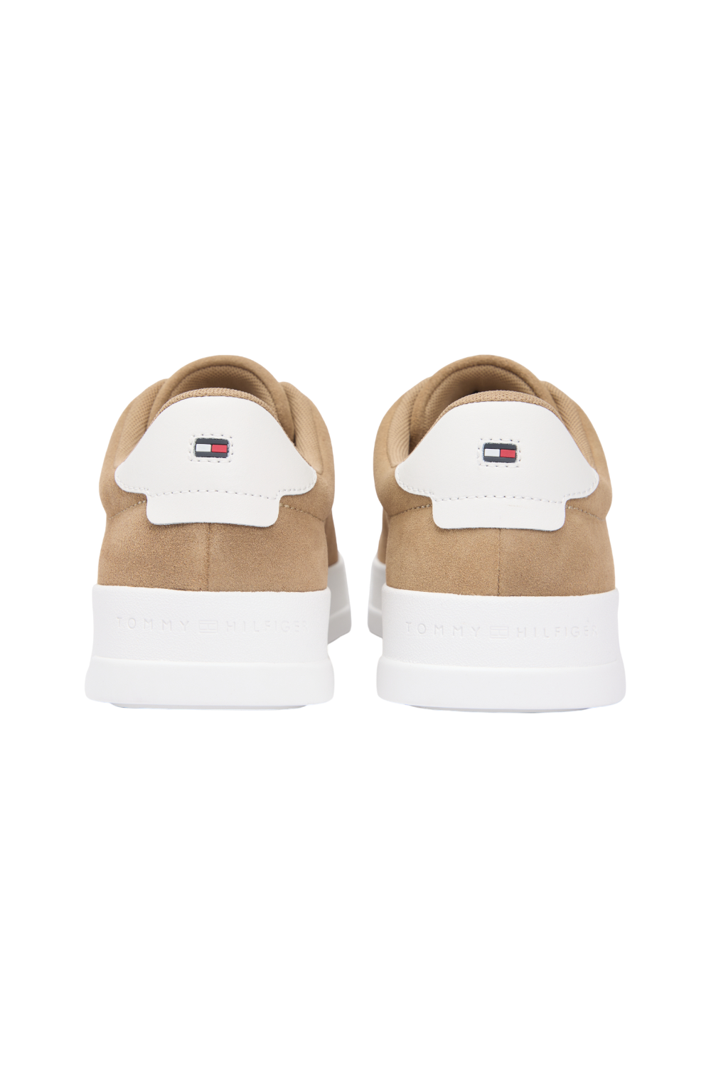 תמונת תקריב של נעלי סניקרס