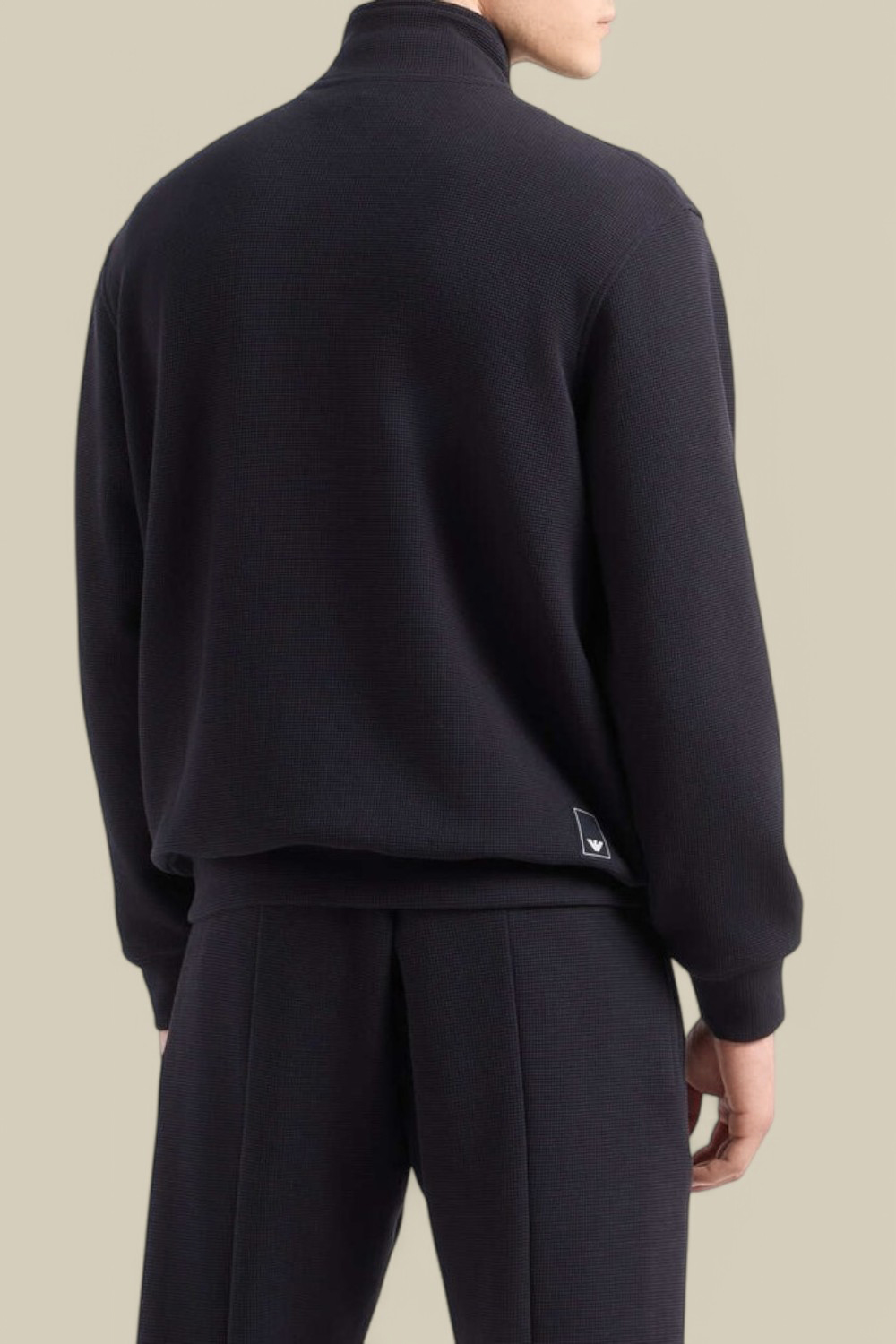 תמונת דוגמן אחורית של סווטשירט בסגירת רוכסן