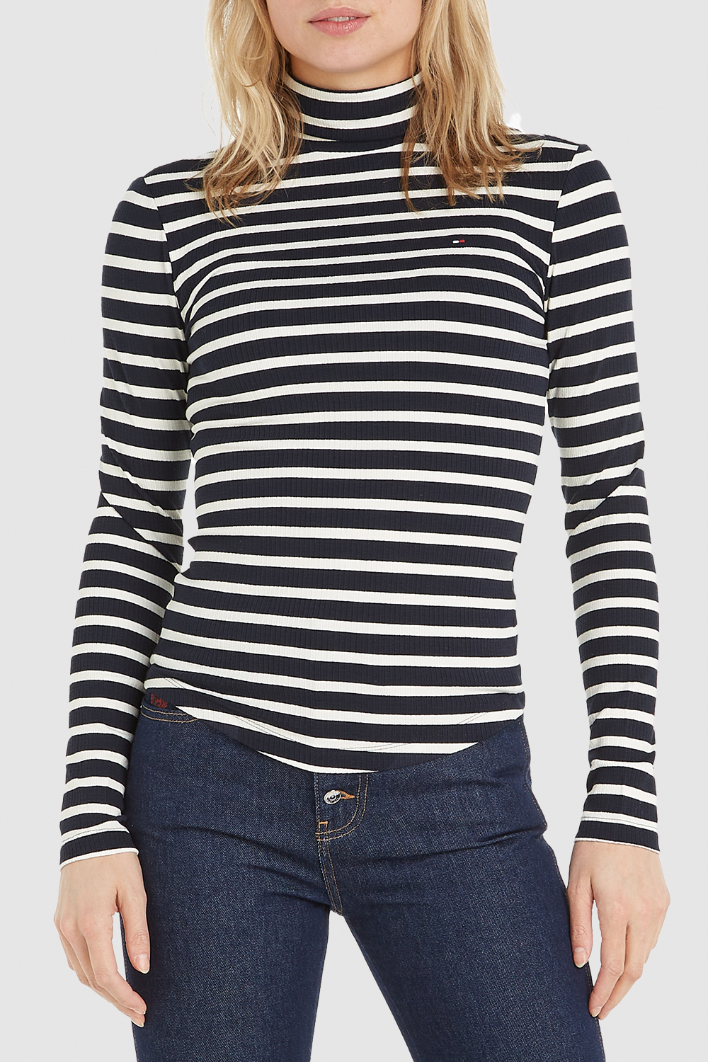 תמונת דוגמן קידמית של חולצת גולף בהדפס פסים