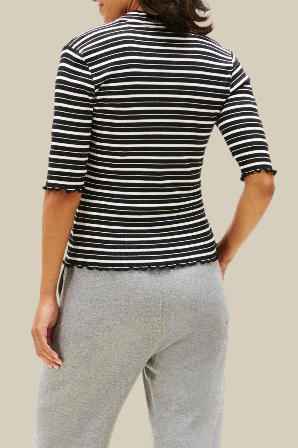 תמונת דוגמן אחורית של חולצת טי