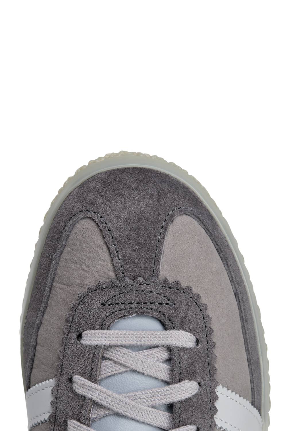 תמונת פנים של נעלי סניקרס