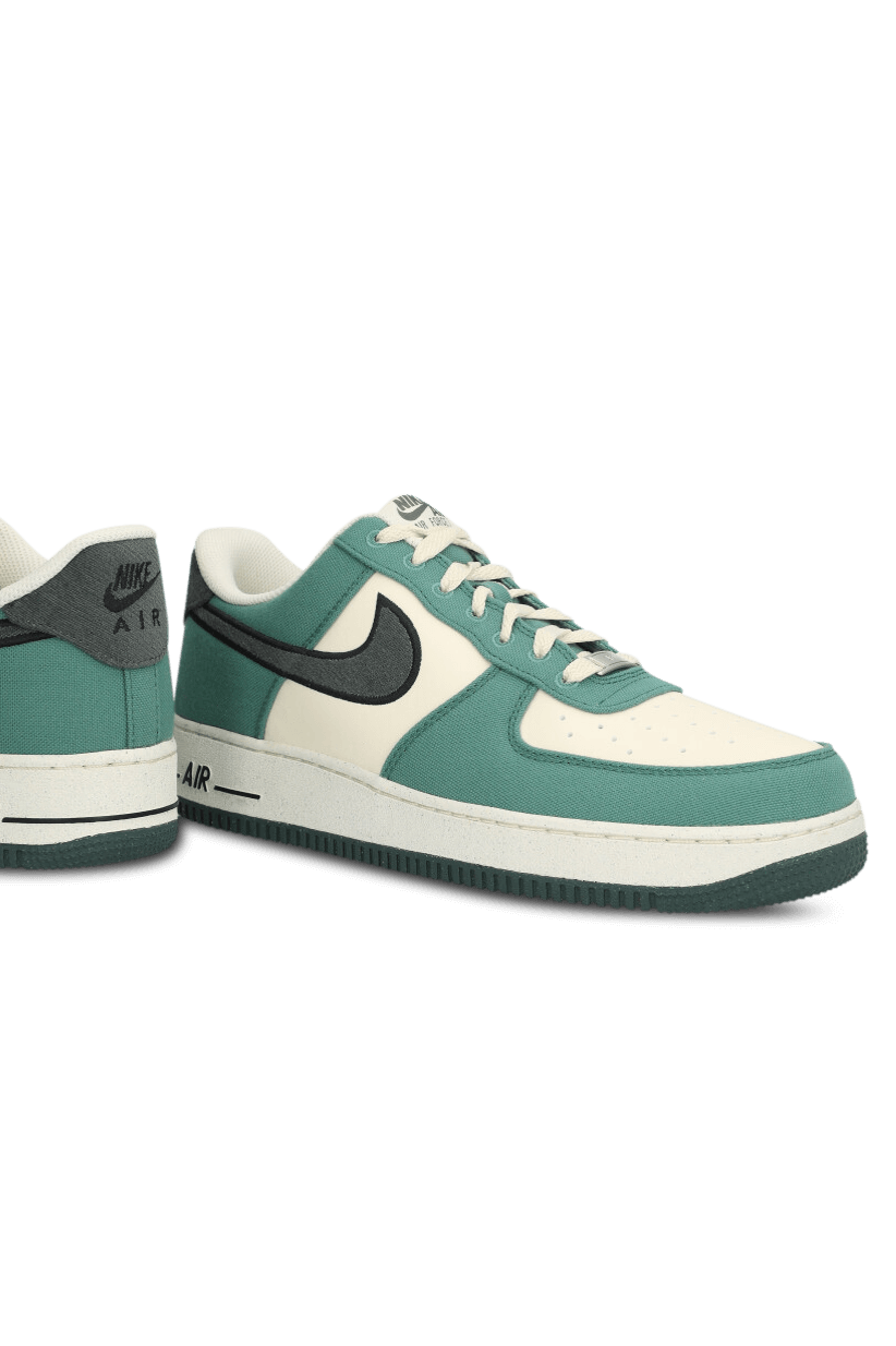 תמונת תקריב של נעלי סניקרס אייר פורס 1