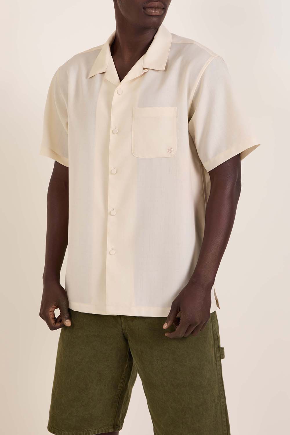 תמונת דוגמן קידמית של חולצת כפתורים מצמר ומוהר