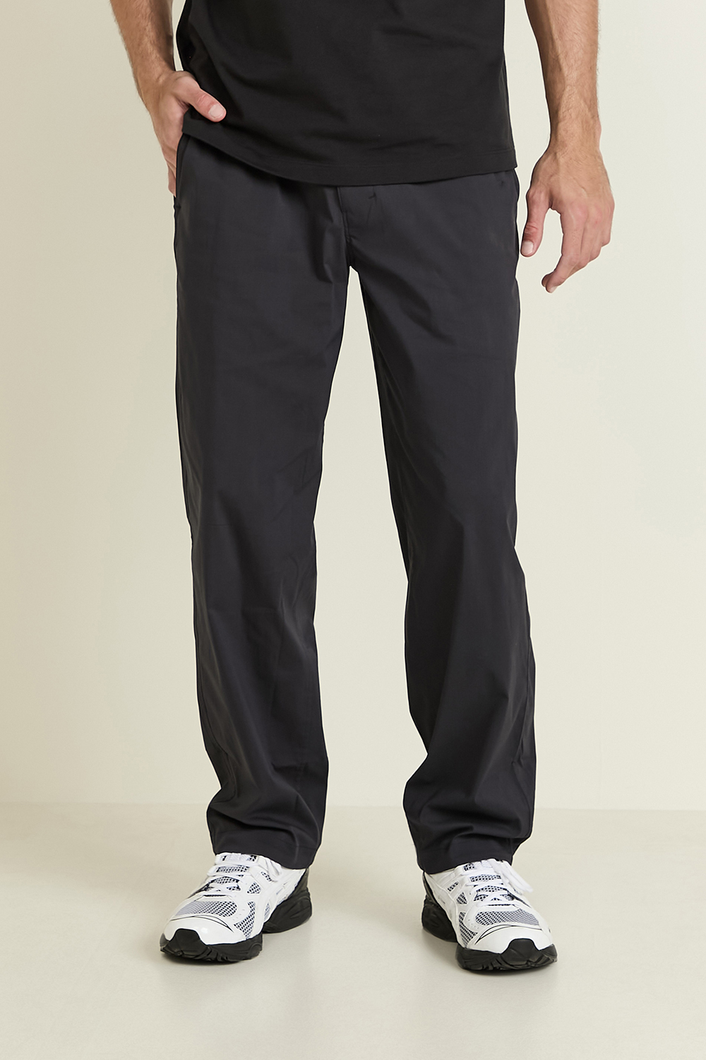 תמונת דוגמן קידמית של Poplin Relaxed-Fit Pant