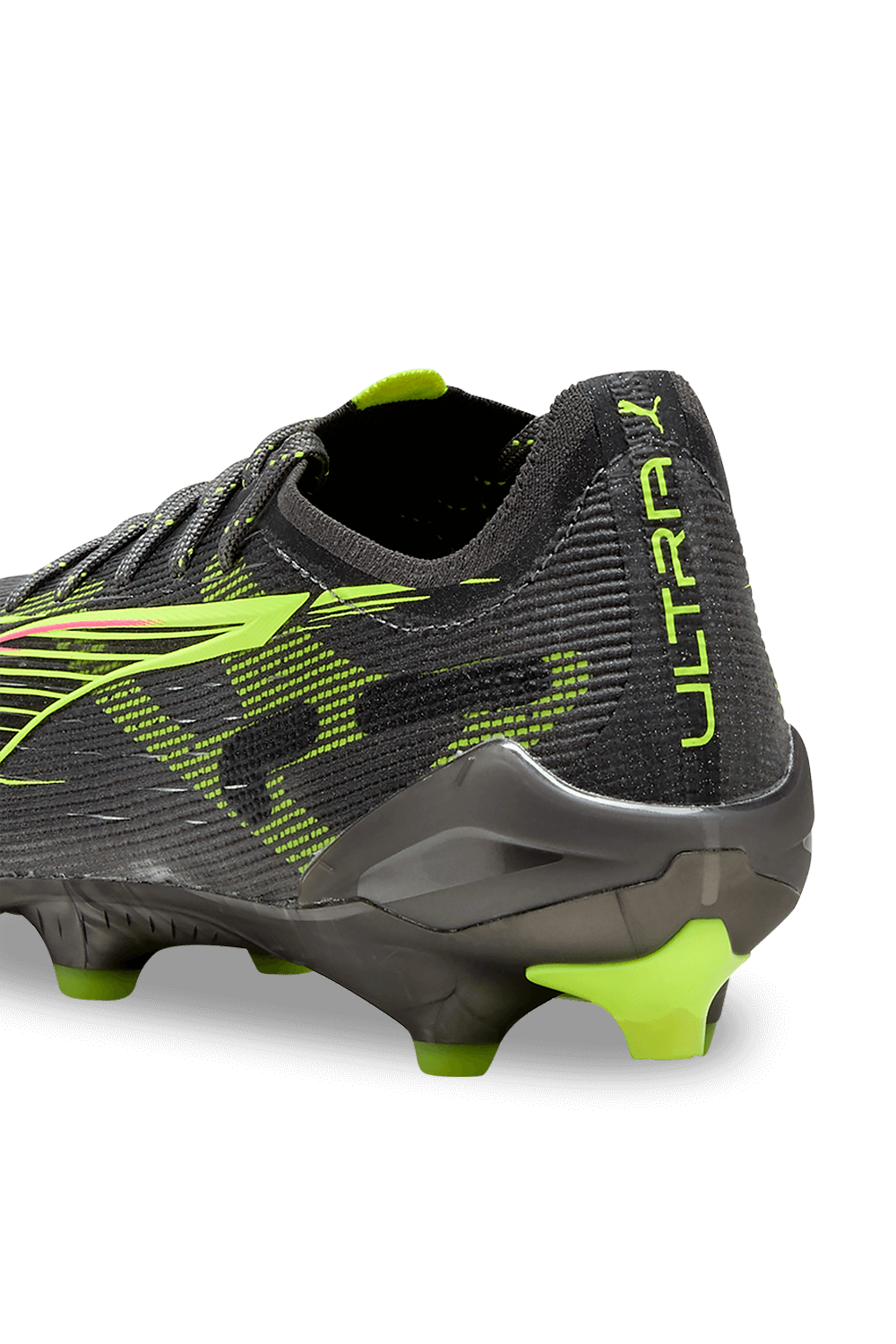 תמונת תקריב של נעלי כדורגל אולטרה 5 אולטימט