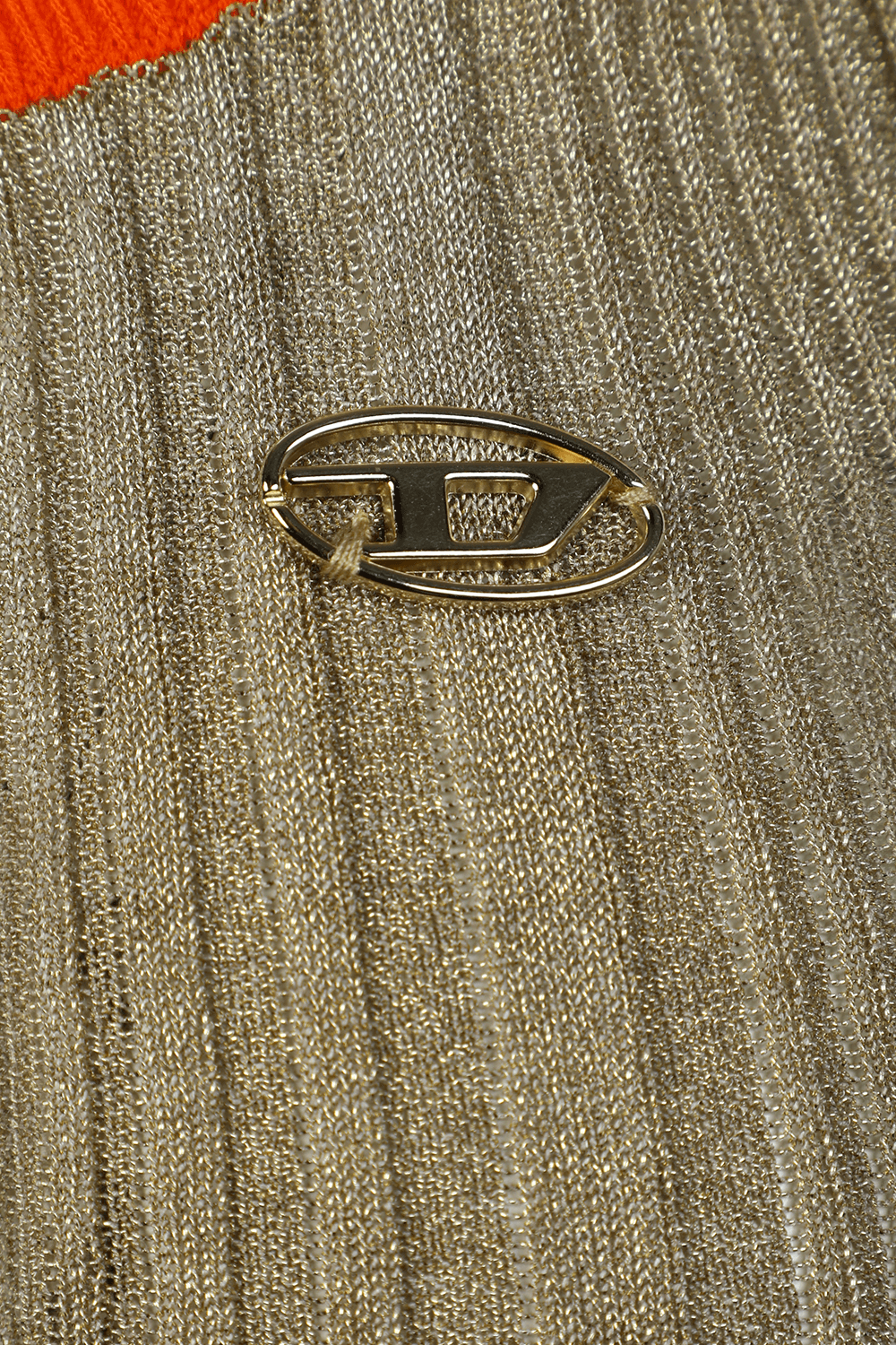 תמונת תקריב של גופיה סרוגה בגווני זהב ואדום