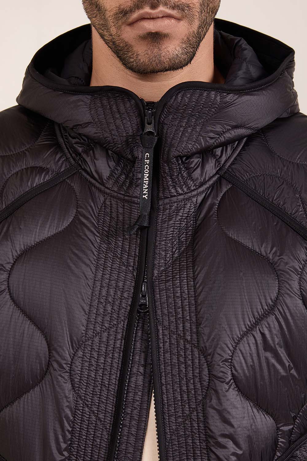 תמונת דוגמן אחורית של מעיל פוך