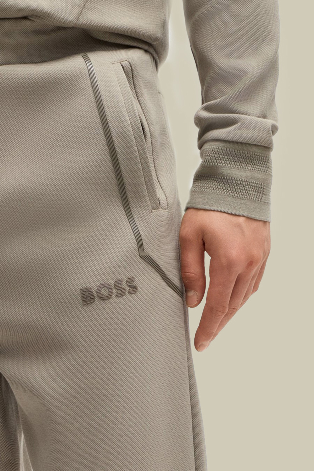 תמונת תקריב דוגמן של מכנסי ג'וג ארוכים