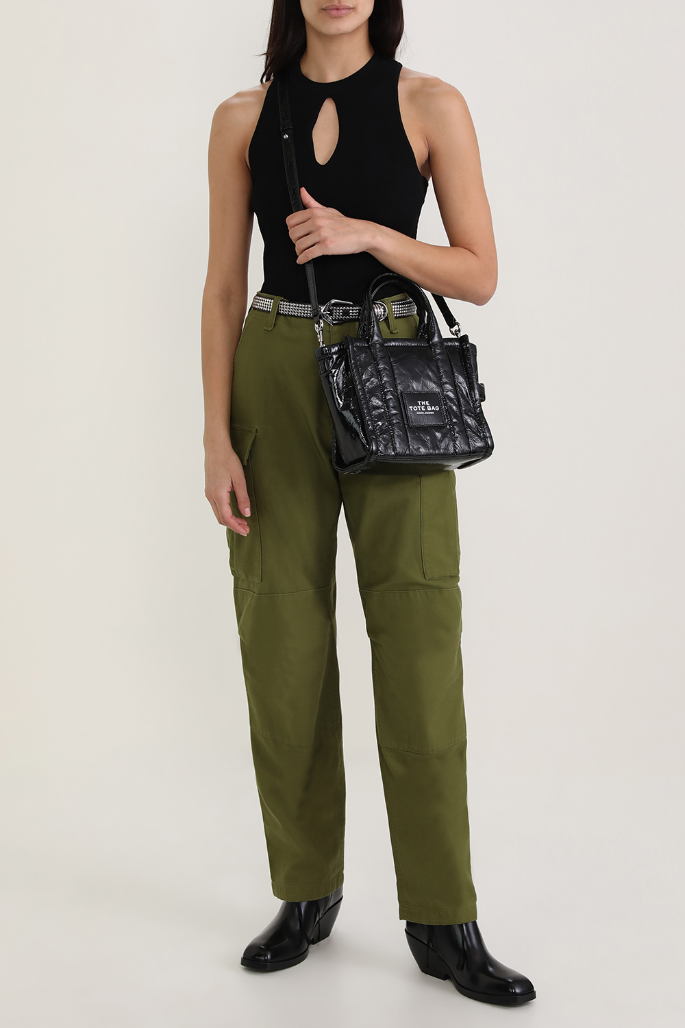 תמונת דוגמן קידמית של חגורת עור בעיטור ניטים מטאליים