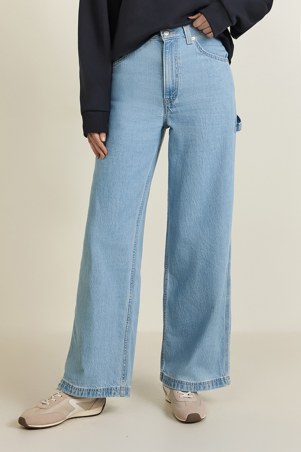 תמונת דוגמן קידמית של מכנסי ג'ינס בגזרת באגי