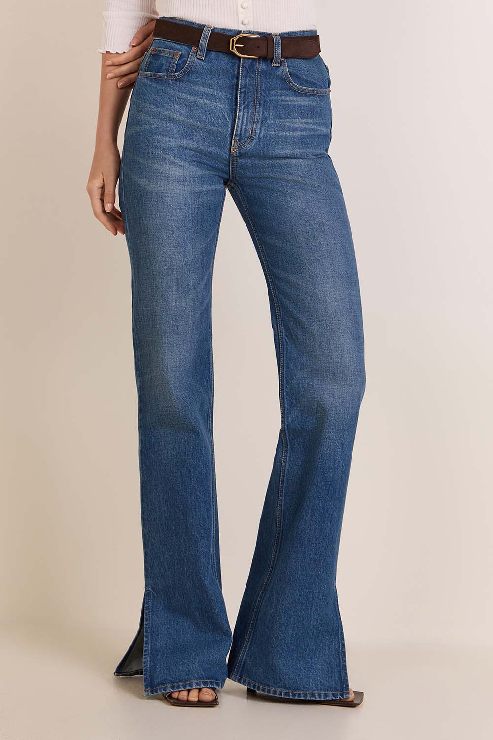 תמונת דוגמן קידמית של מכנסי ג'ינס בגזרה ישרה