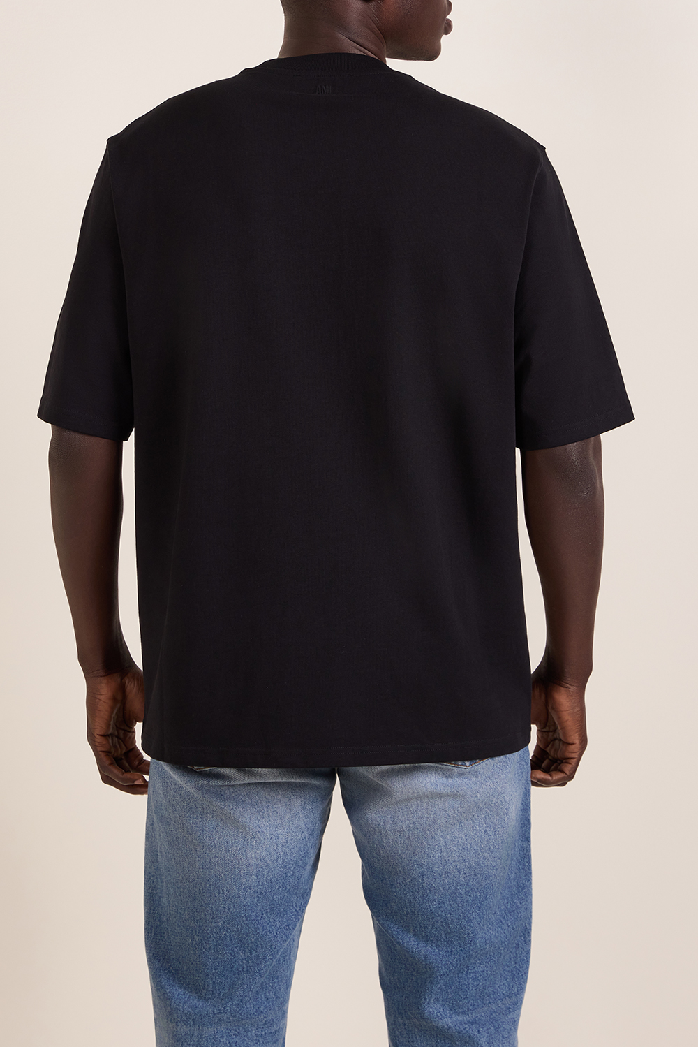 תמונת דוגמן אחורית של חולצת טי