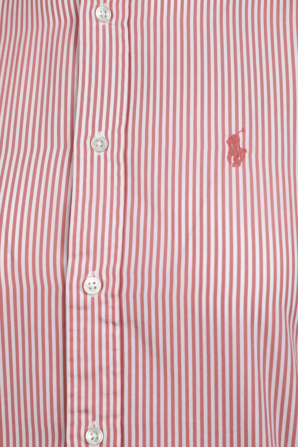 תמונה אחורית של חולצת פסים מכופתרת עם לוגו רקום