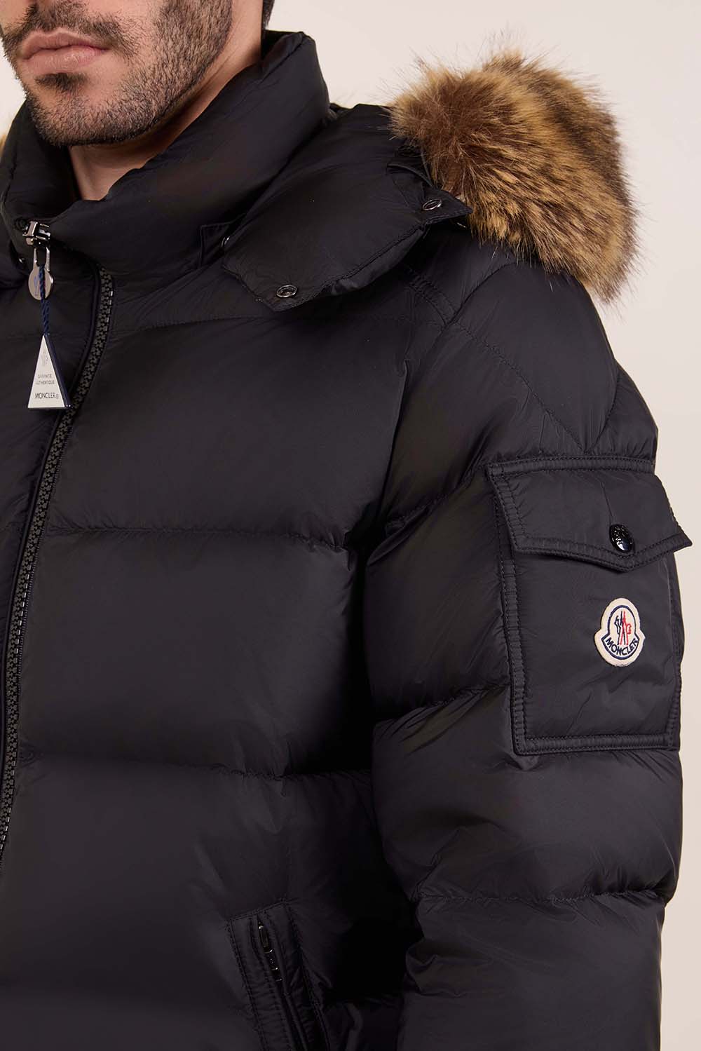 תמונת תקריב דוגמן של מעיל פוך קצר