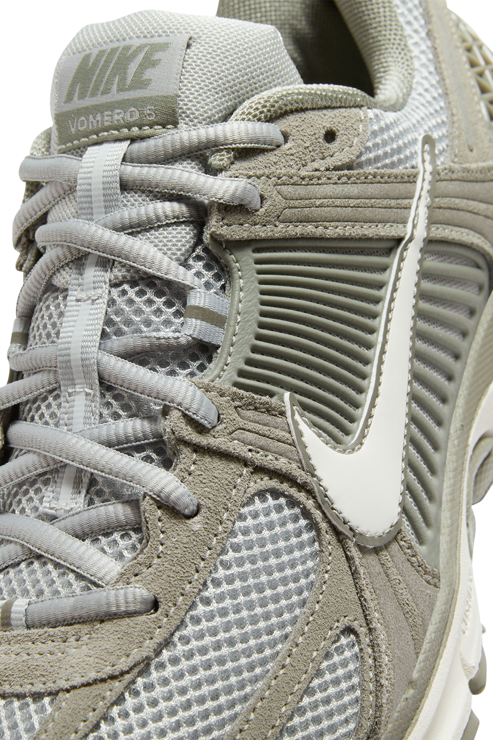 תמונת פנים של נעלי סניקרס זום וומרו 5