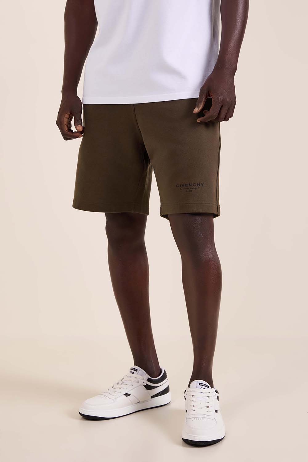 תמונת דוגמן קידמית של מכנסי טרנינג קצרים