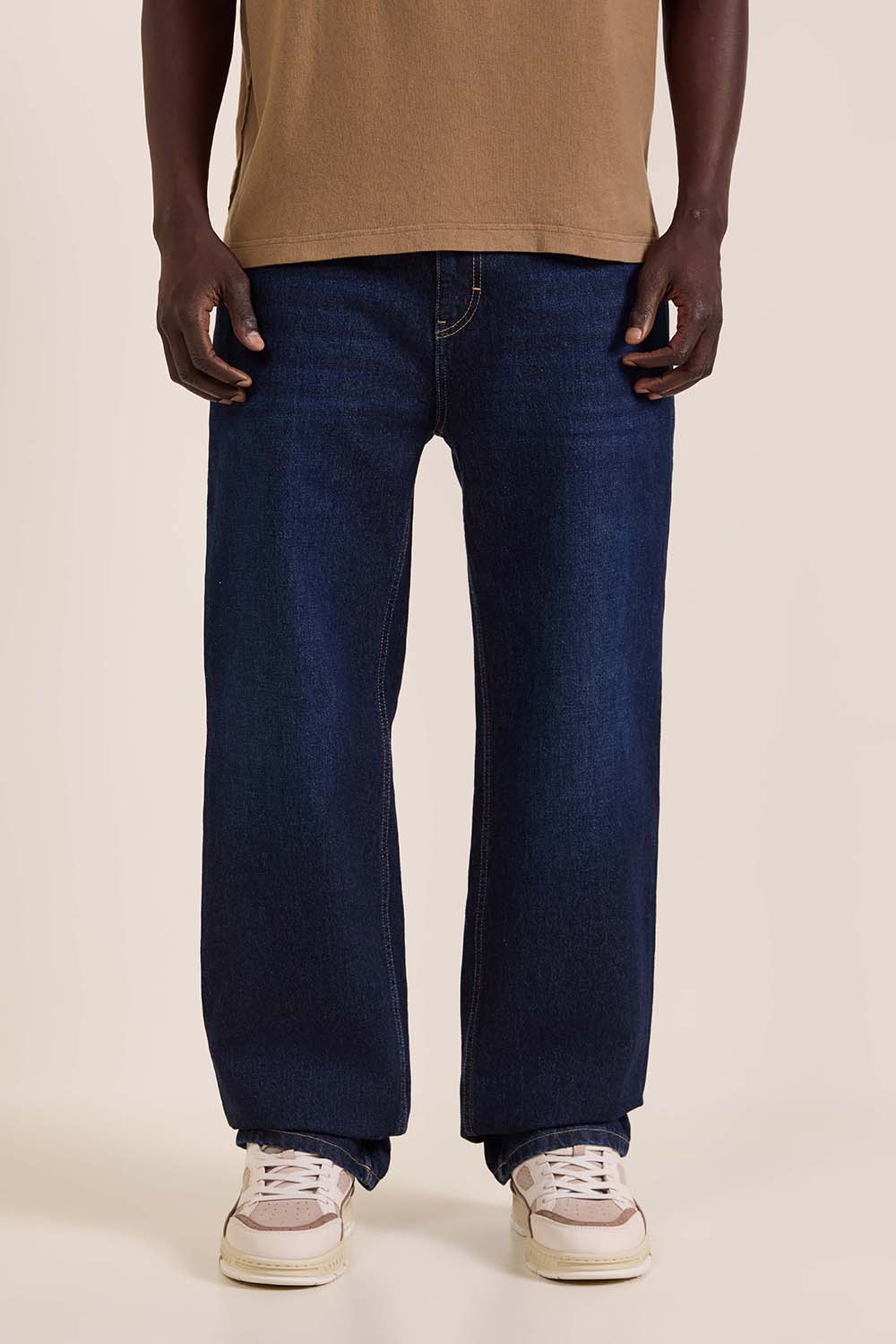 תמונת דוגמן קידמית של מכנסי ג'ינס ישרים