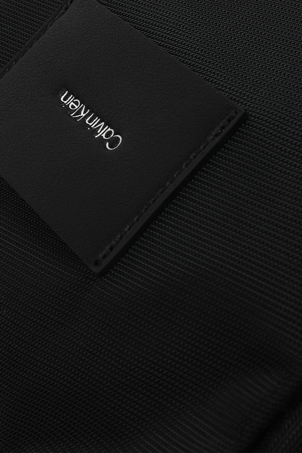 תמונת תקריב של תיק מסנג'ר מרוכסן עם לוגו