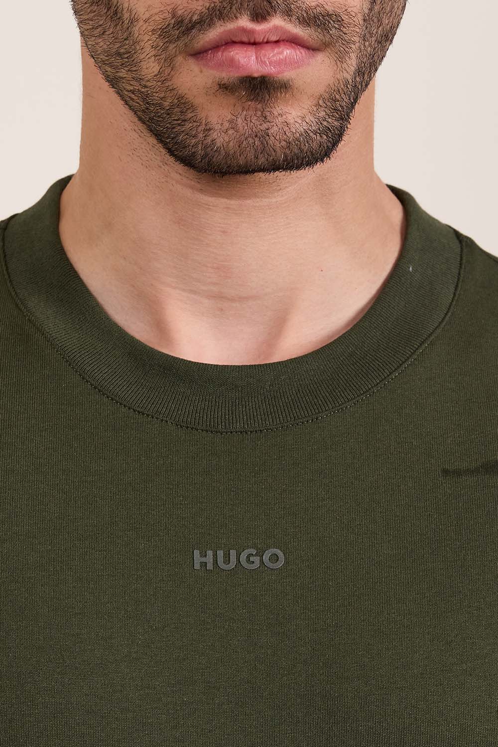 תמונת תקריב דוגמן של חולצת טי משוחררת