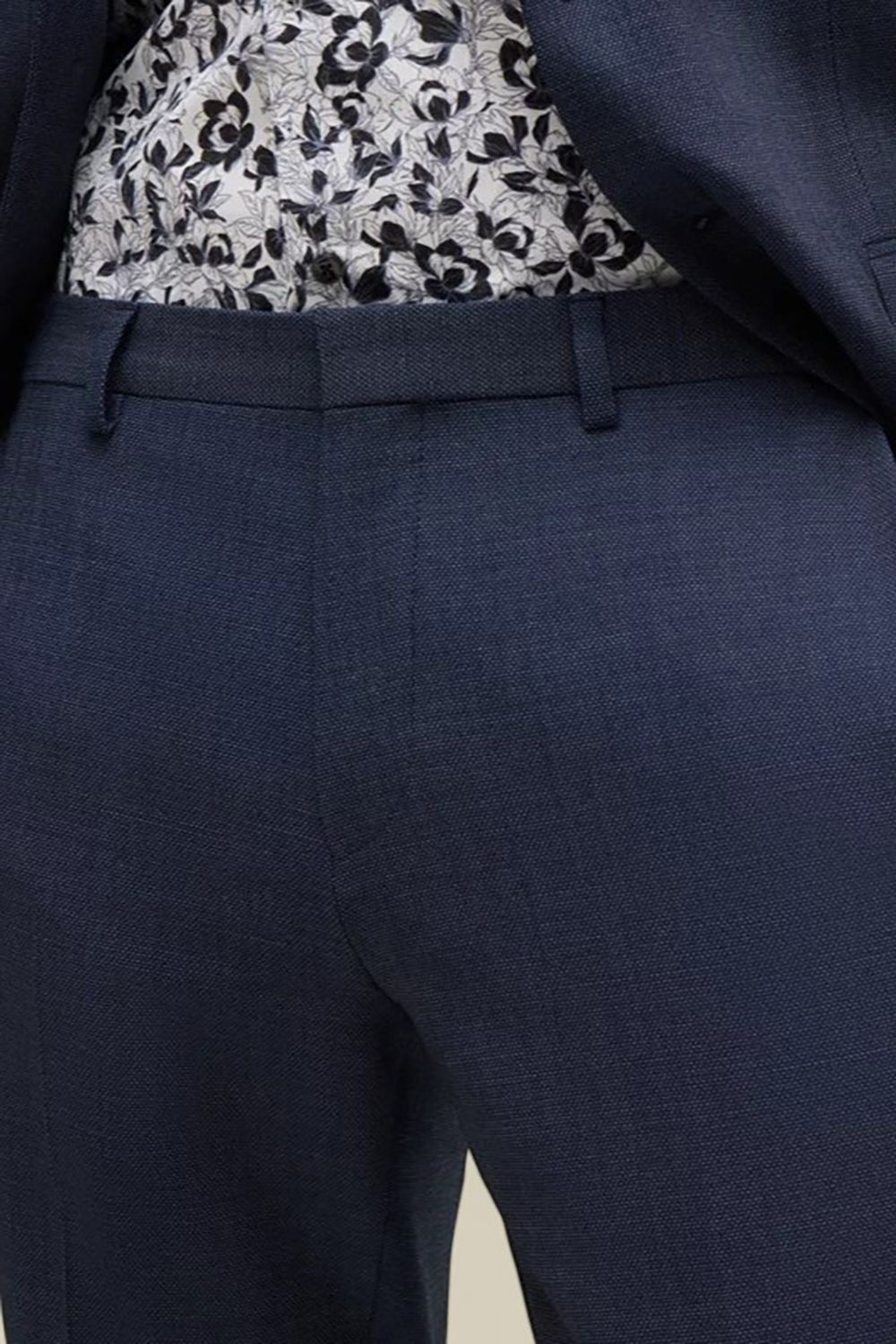 תמונת תקריב דוגמן של מכנסיים מחויטים סלים