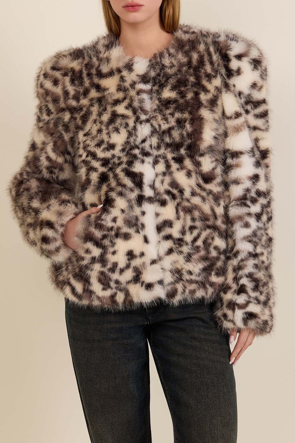 תמונת דוגמן קידמית של מעיל פרווה סינתטי