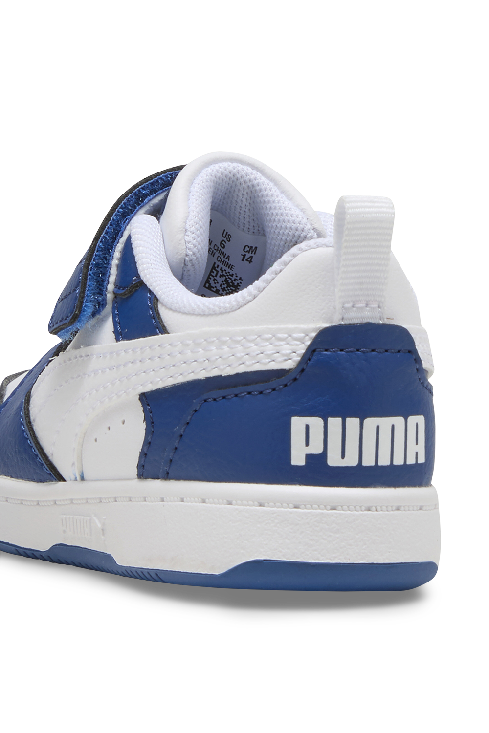 תמונת תקריב של נעלי סניקרס ריבאונד וי 6