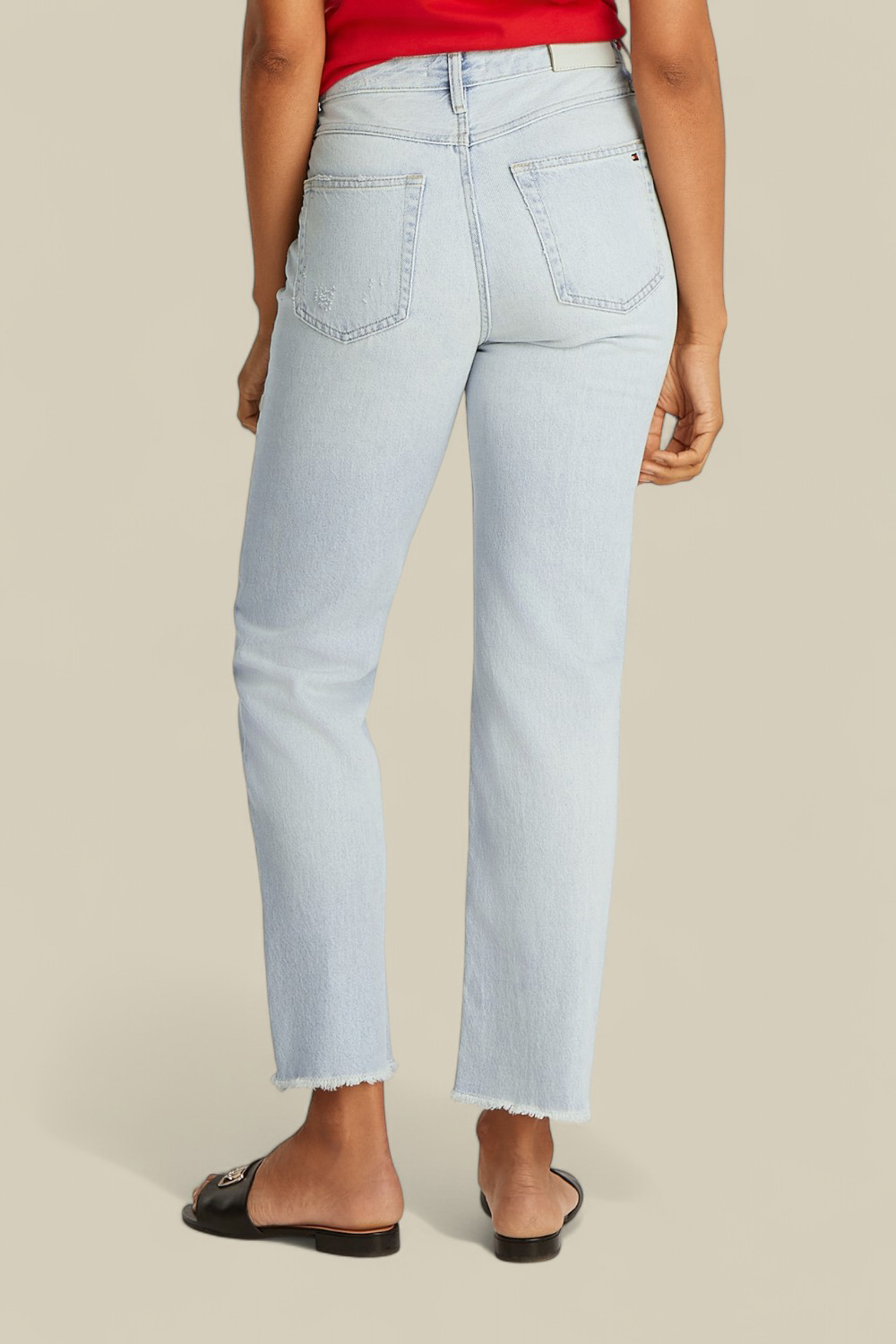 תמונת דוגמן אחורית של מכנסי ג'ינס בגזרה ישרה