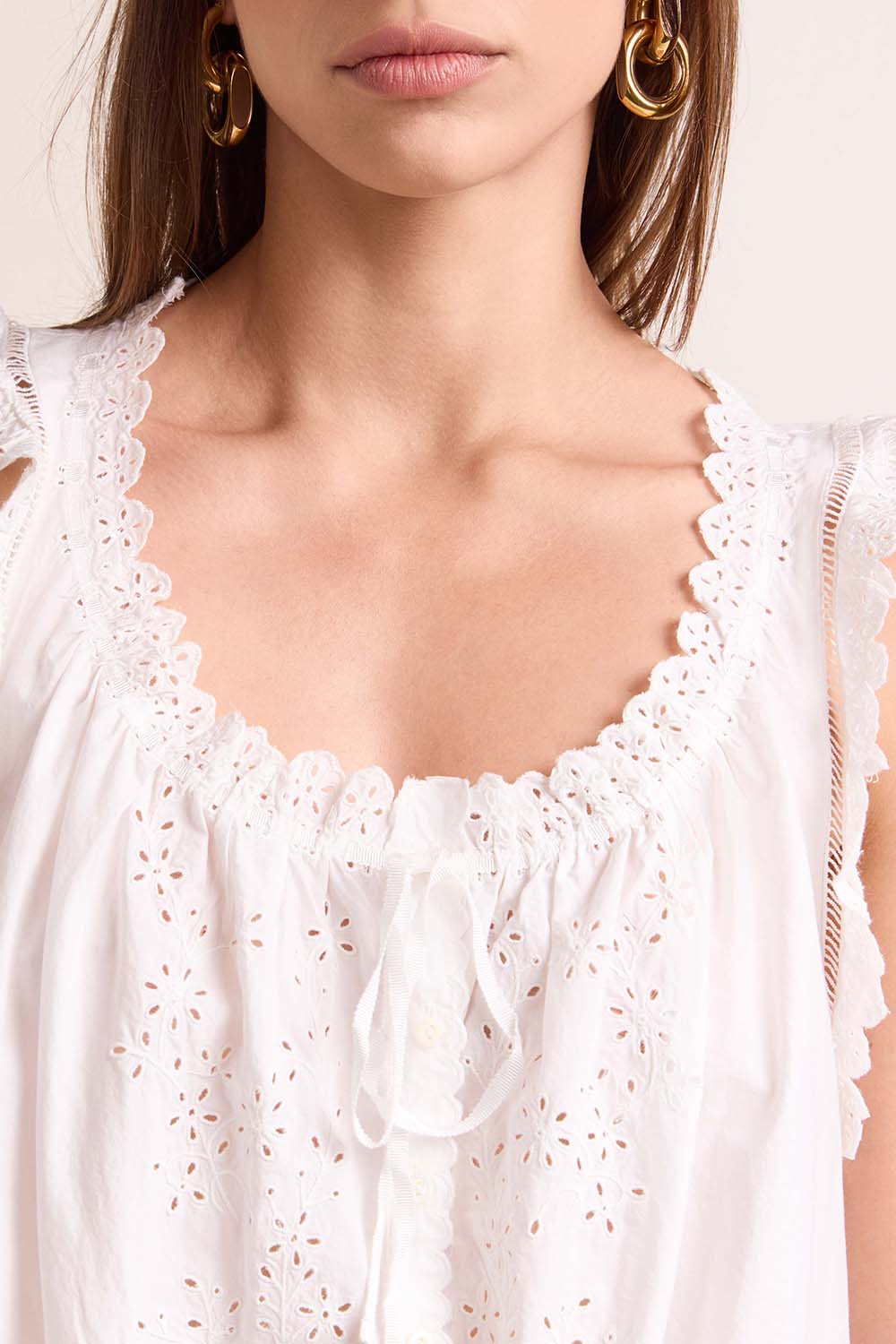 תמונת תקריב דוגמן של שמלת מיני