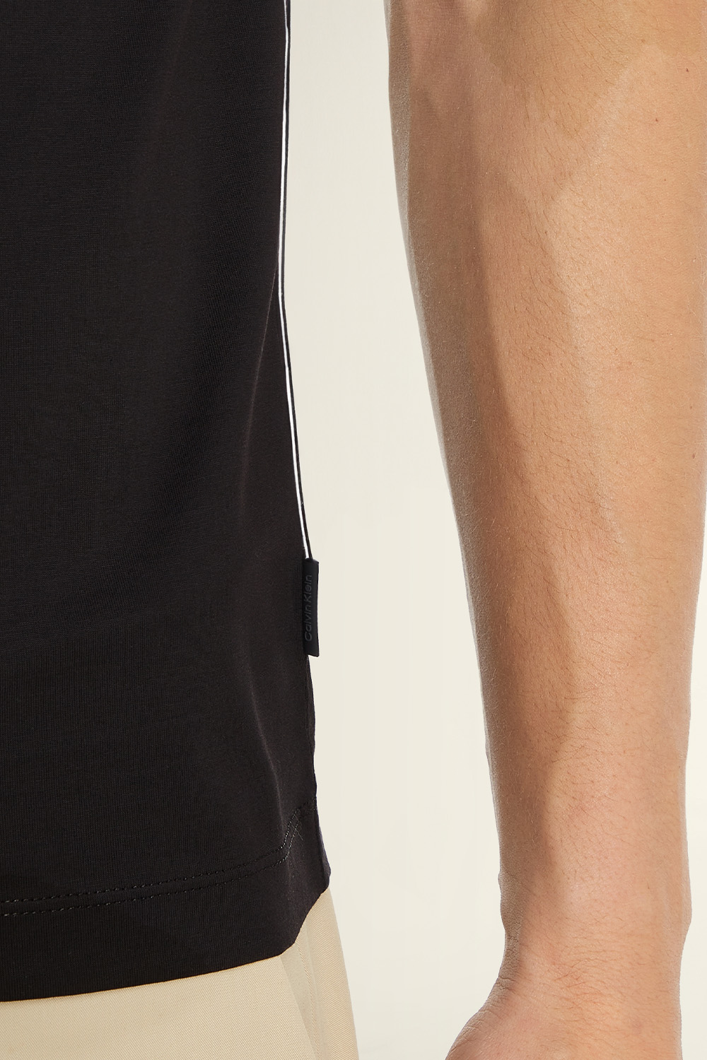 תמונת תקריב דוגמן של חולצת טי