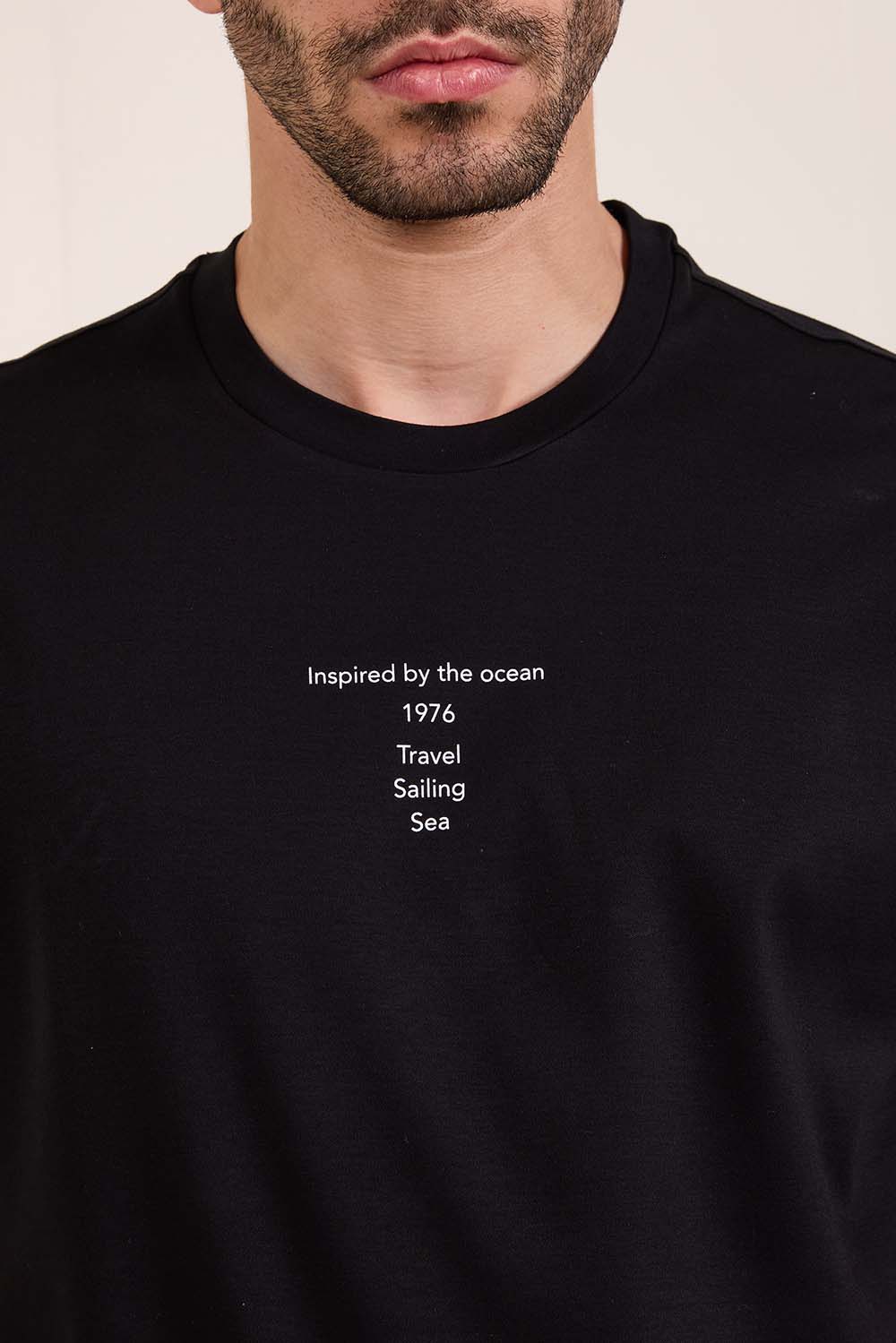 תמונת תקריב דוגמן של חולצת טי בהשראת הים