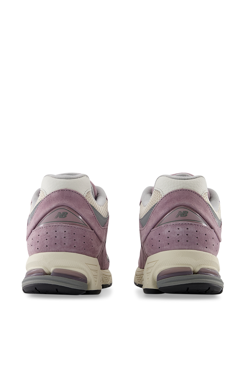 תמונת תקריב של נעלי סניקרס 2002R