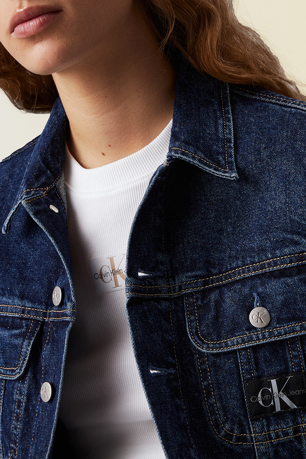 תמונת תקריב דוגמן של ז'קט ג'ינס קרופ