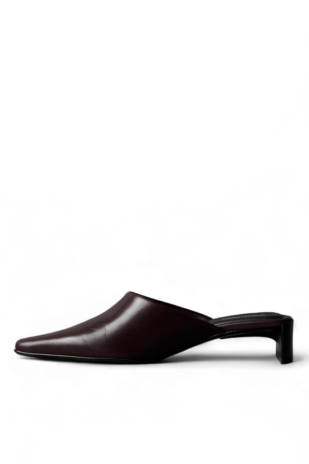 תמונה אחורית של נעלי עקב קטן מיולס