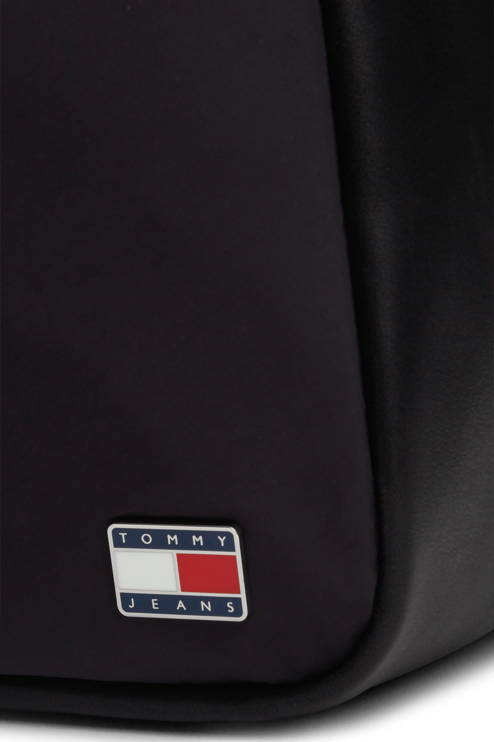 תמונת תקריב של תיק כתף מניילון ממוחזר