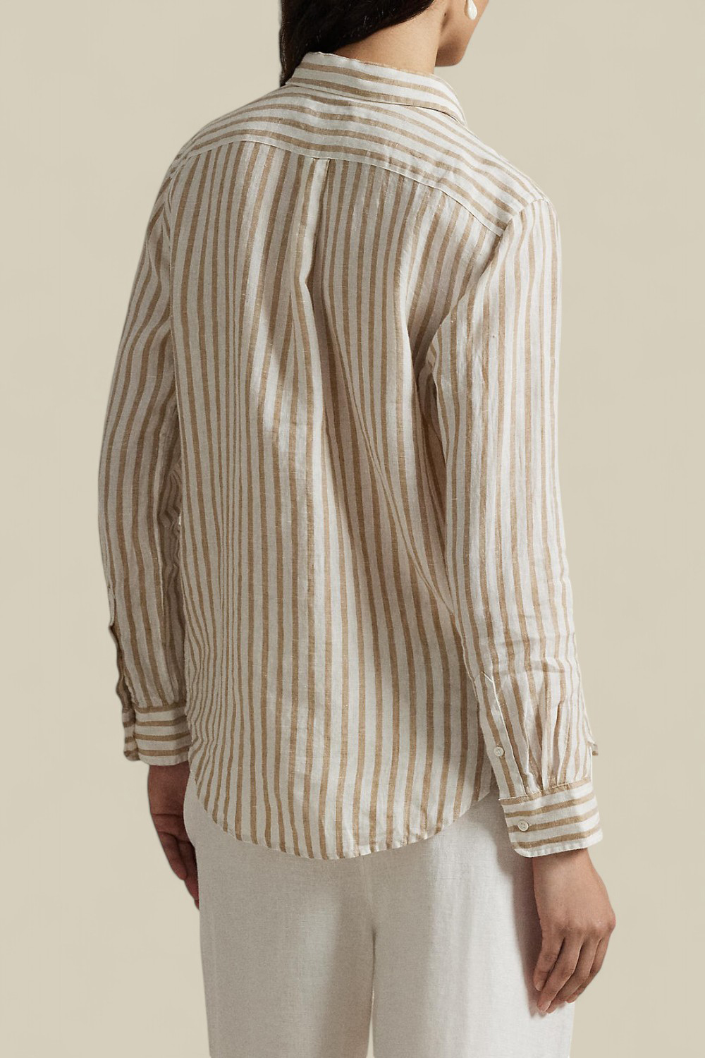 תמונת דוגמן אחורית של חולצת כפתורים מפשתן